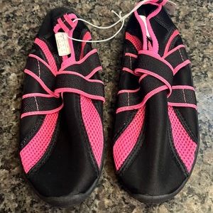 Bongo Black/Hot Pink Aqua Shoe 7/8 NWT